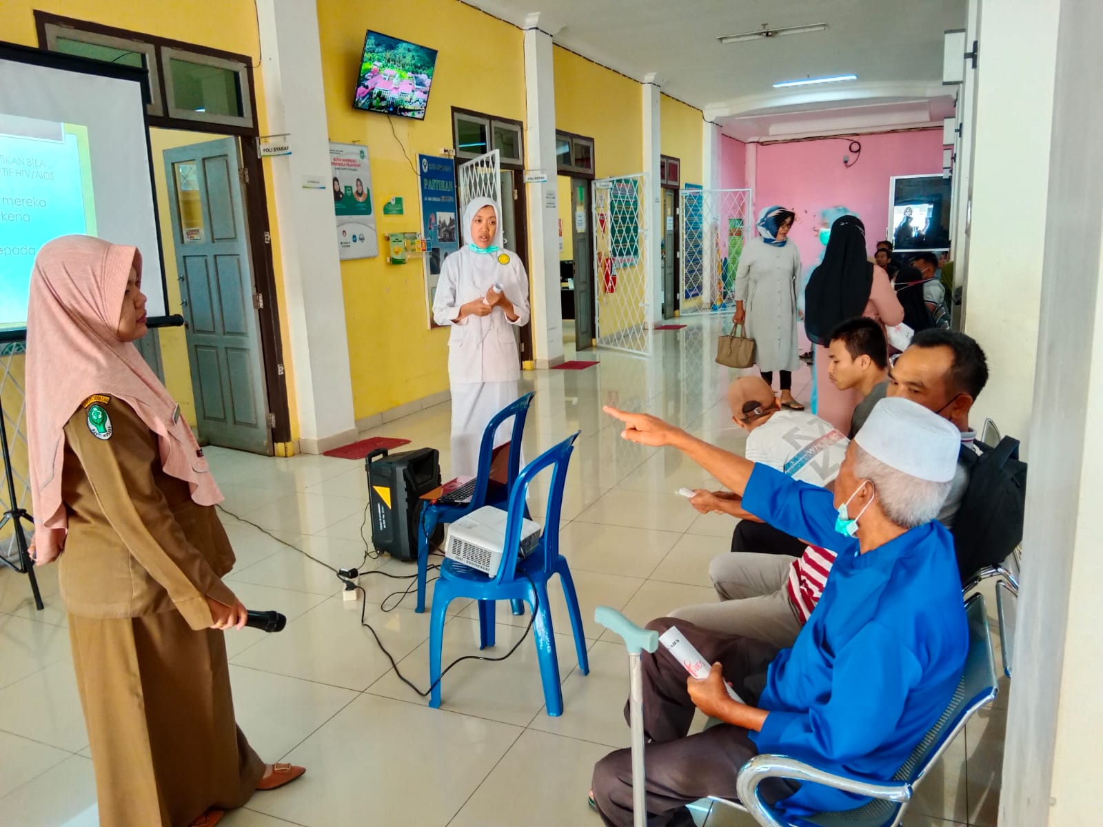 Menghadapi HIV/AIDS dengan Pencerahan dan Edukasi: Penyuluhan Bersama Herlina, Amd. Keb dari UTD di Poliklinik Rumah Sakit