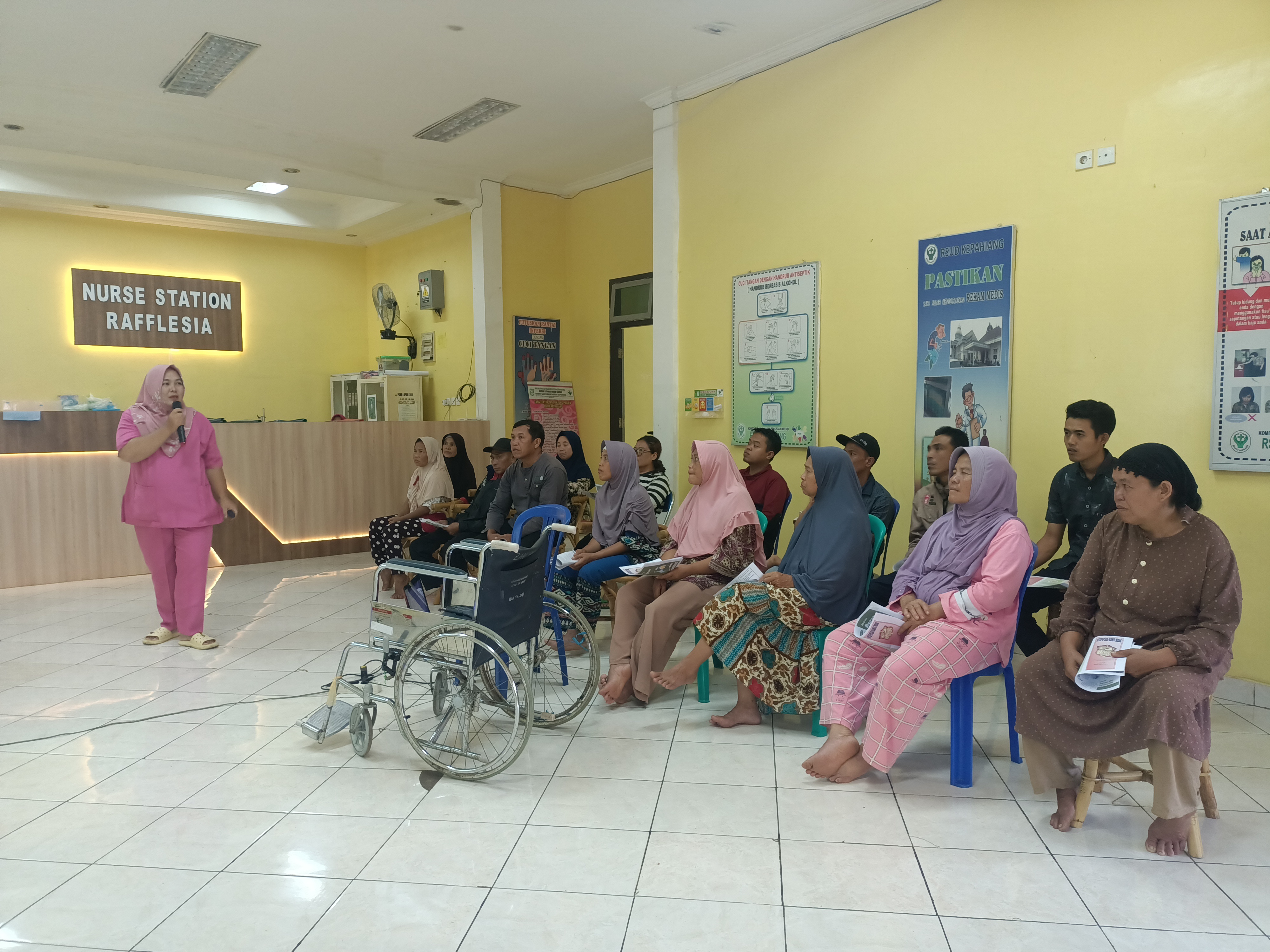 Memberdayakan Keluarga melalui Penyuluhan Kolaboratif: Memahami Dispepsia dan Peran Penting Apron pada Pemeriksaan X-ray